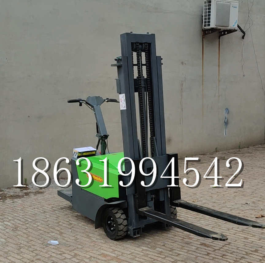 来凤县优程全电动叉车插腿式堆高车液压装卸车1.5吨升高小型站驾式铲车